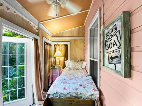 Bonus Sleeping Area on the porch