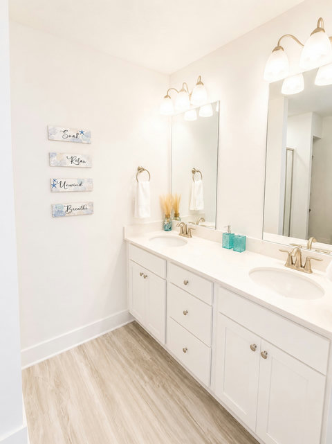 Bright double vanity bath with gold fixtures