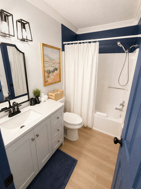 House 1 bathroom with tub