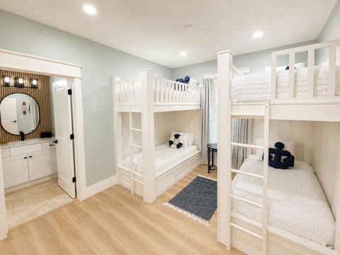 Bonus bunk room — extra sleeping space that makes this a true group-and-family favorite.