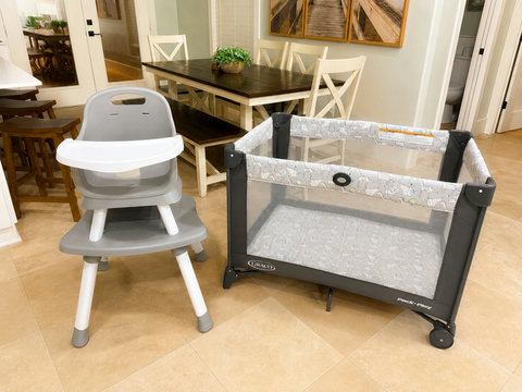 Traveling with little ones? We’ve got you covered! 👶🌴 A Pack ’n Play and high chair are provided to make family vacations a little easier—and leave a little more room in the car for beach gear. 🏖️