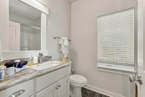 En-suite bathroom with single vanity