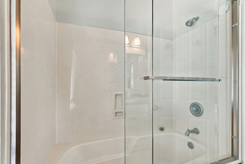 En-suite bathroom tub and shower combo