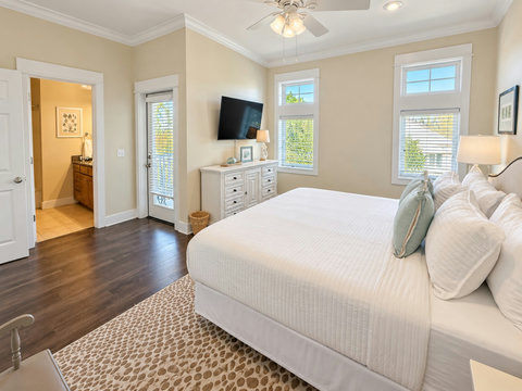Upstairs king bedroom with en suite access