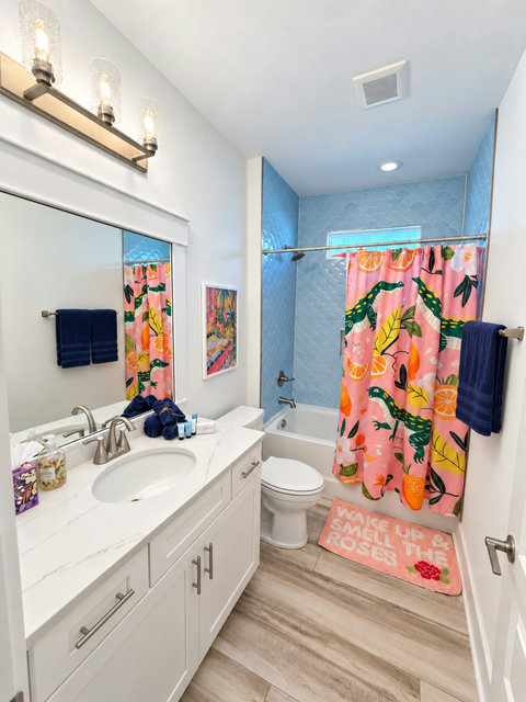 Hall bathroom with tub/shower combo