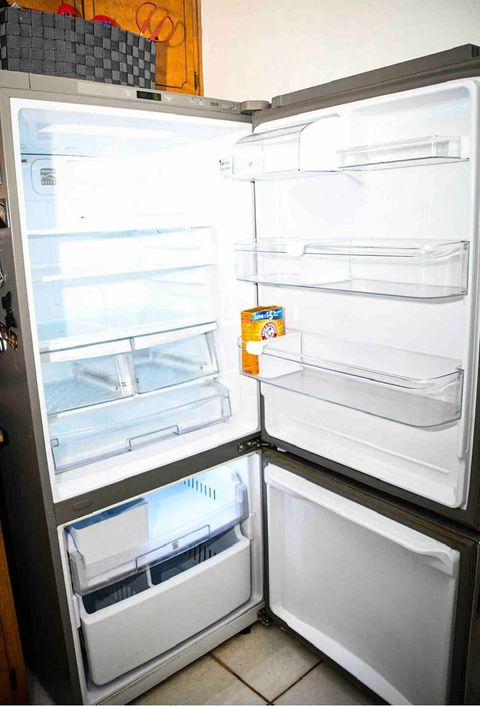 Fridge and ice bucket are emptied and cleaned after each booking 