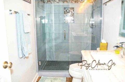 Walk in shower with dual shower heads