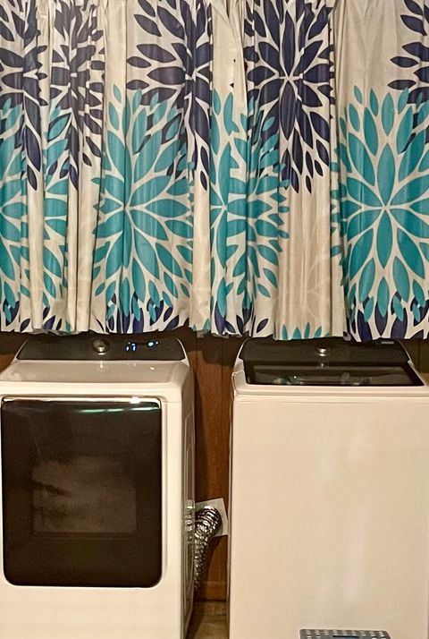 Extra large capacity washer/dryer.  Easily handled king comforters