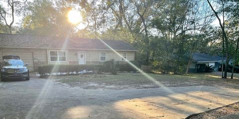 Off street parking for 4-6 cars - recommended turning around to face the street for ease of exit and safety