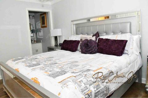 Master bedroom with en-suite with cityscape bedding