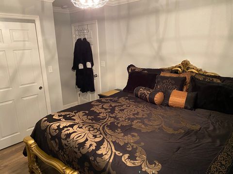 Bedroom 2 w Black & gold royalty bedding.  Extra sets can be found in the closet.