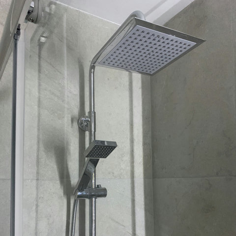 Ducha recien reformada con efecto lluvia.