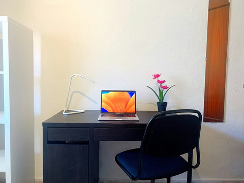 Escritorio de la habitación. PC no incluido, solo para ilustrar 