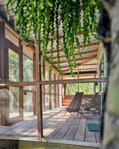 HUGE screened in deck with 4 hammocks, dining table & extra patio seating!