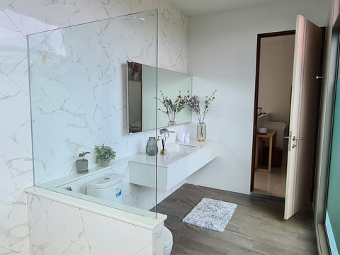 Superior King Master Ensuite 2