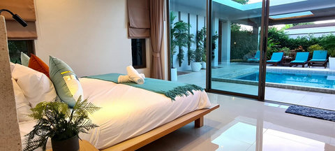 King Master Ensuite 3 (Pool & Garden View)