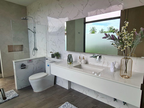 Superior King Master Ensuite 2