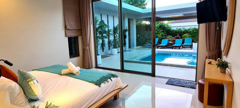 King Master Ensuite 3 (Pool & Garden View))