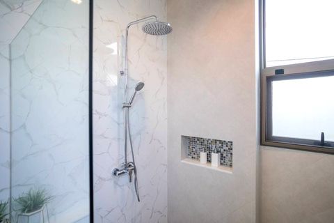 Superior King Master Ensuite 1