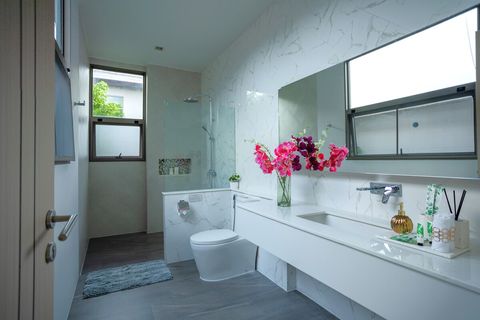 Superior King Master Ensuite 2