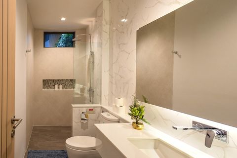 Superior King Master Ensuite 3