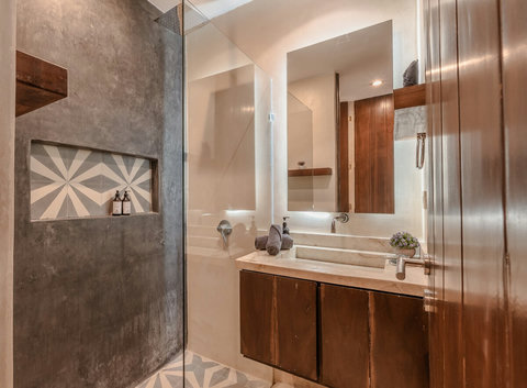 Double bedroom bathroom with shower