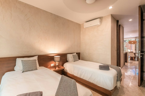 Double bedroom with 2 single beds