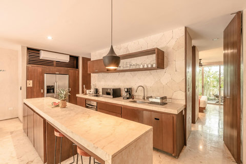 Pots, pans, dishes, glasses & cutlery