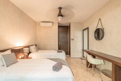 Double bedroom with bathroom & closet space