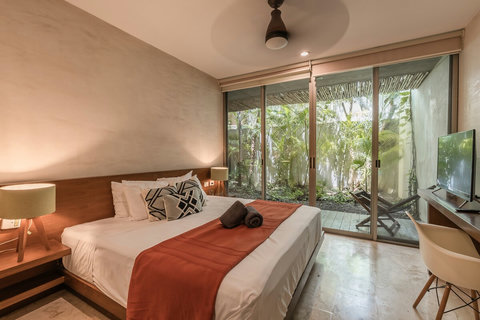 King size Bedroom with private mini garden