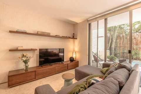 Living Room with 55¨ HD TV & Harman Kardon Onyx Speaker