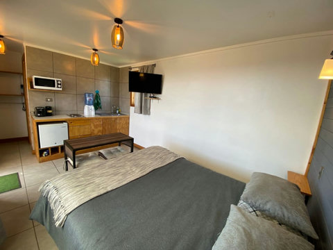 Cocina equipada con: implementos para dos, mini refrigerador, hervidor, tostadora, microondas, estufa y botellón de agua potable - Kitchen equipped with: utensils for two, mini refrigerator, kettle, toaster, microwave, stove and drinking water bottle