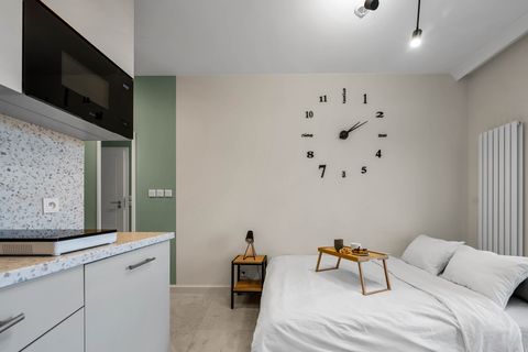 Queen Bed | Book Now with RENTUJEMY.COM