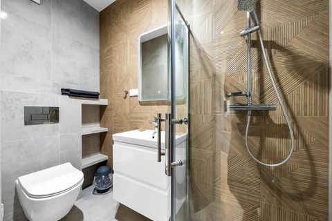 Bathroom with Shower | Book Now with RENTUJEMY.COM