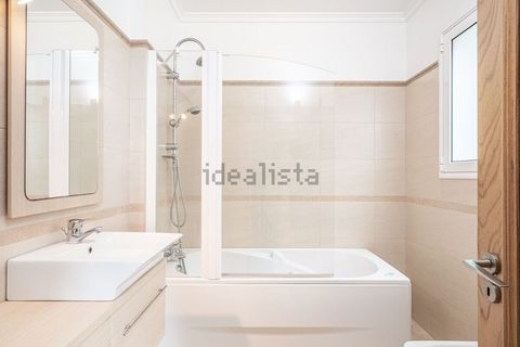 Master Bathroom (en suite)