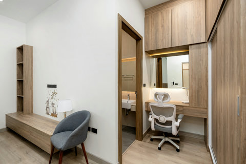 Children's bedroom with convertible bed and study desk - perfect flexible space for kids and families