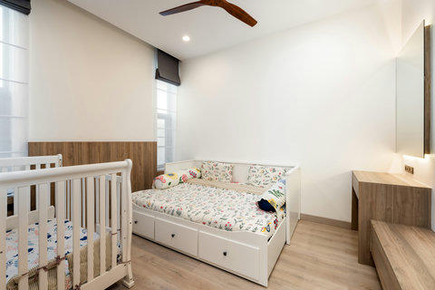 Versatile children's room with crib and convertible daybed - ideal for families with young kids