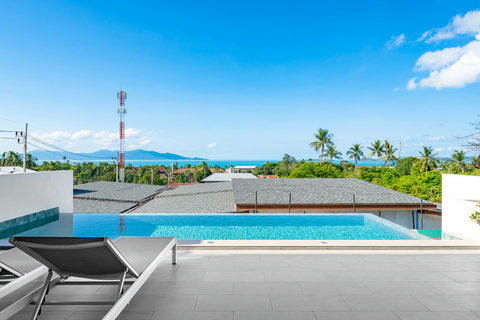 Spectacular infinity pool with panoramic sea and mountain views - perfect tropical paradise setting
