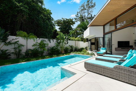 Crystal clear swimming pool with comfortable outdoor loungers and tropical garden setting - 5 minutes from Fisherman's Village