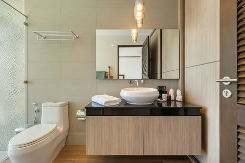 En-suite bathroom with vessel sink, vanity and pendant lighting at Villa Yoco, Koh Samui