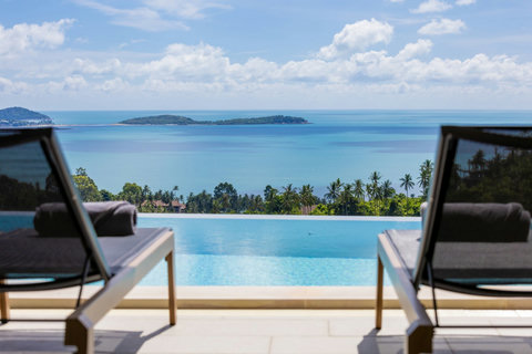 Infinity pool with sun loungers and panoramic sea views at Villa Yoco, Koh Samui