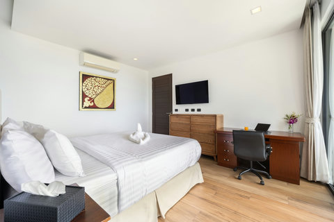 Comfortable bedroom with double bed, work desk and flat-screen TV at Villa Yoco, Koh Samui
