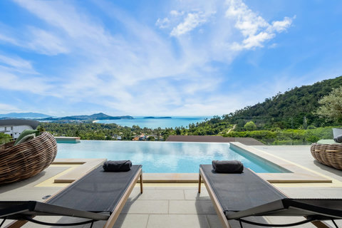Infinity pool with sun loungers and panoramic sea views at Villa Yoco, Koh Samui