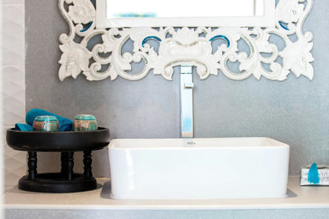 Luxurious freestanding bathtub with Thai-inspired decor Thongsong Bay