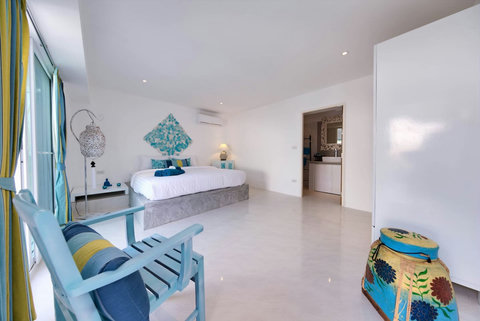 Modern guest bedroom with turquoise furnishings Thongsong Bay