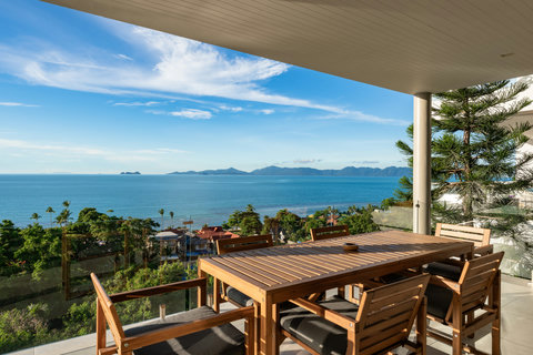 Soak in the ocean breeze from your outdoor dining table– stylish interiors and exteriors meet postcard-perfect sea views.