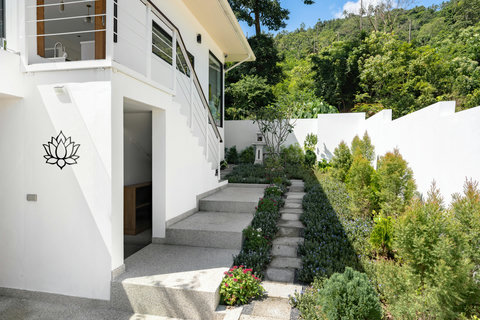 Elegant villa entrance with designer art at Villa Maya - 3BR Chaweng Noi Koh Samui luxury rental