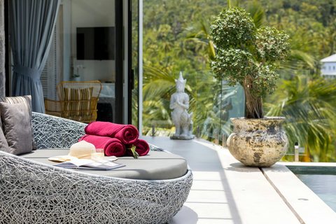 Luxury Outdoor Bathtub with Tropical Garden View - Villa Bond Spa-like Bathroom in Koh Samui Thailand