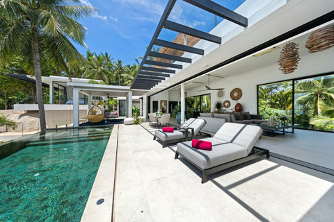 Infinity Pool and Lounge Deck - Villa Bond Koh Samui Modern Vacation Rental with Covered Outdoor Living Area