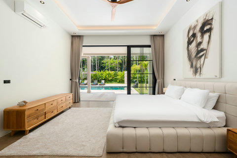Ideal for kids or friends, this room has two separate beds and opens directly onto the pool area through sliding glass doors. Plenty of natural light and easy deck access
